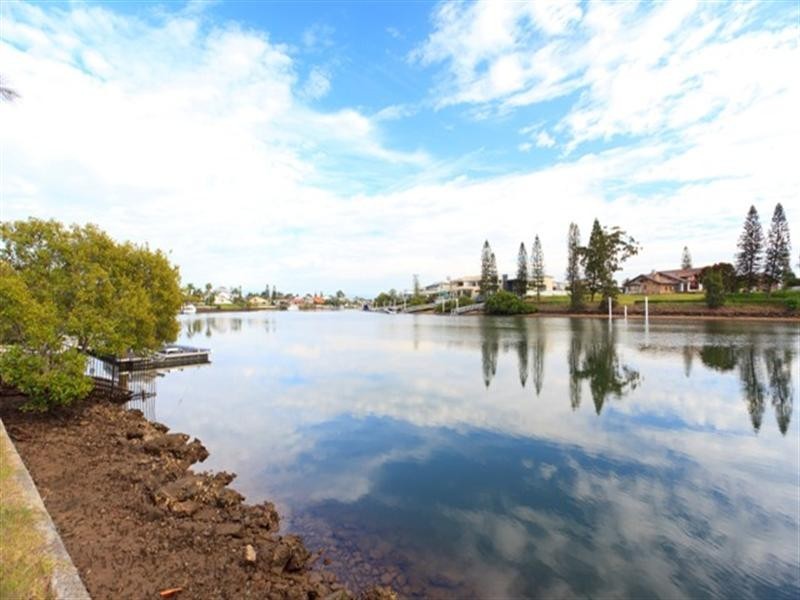 23 Ipsley Drive, Broadbeach Waters QLD 4218