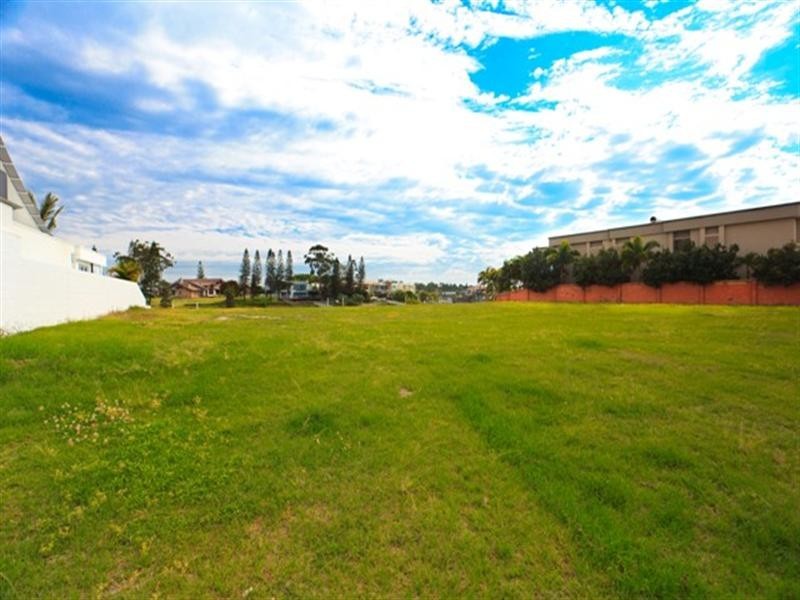 23 Ipsley Drive, Broadbeach Waters QLD 4218