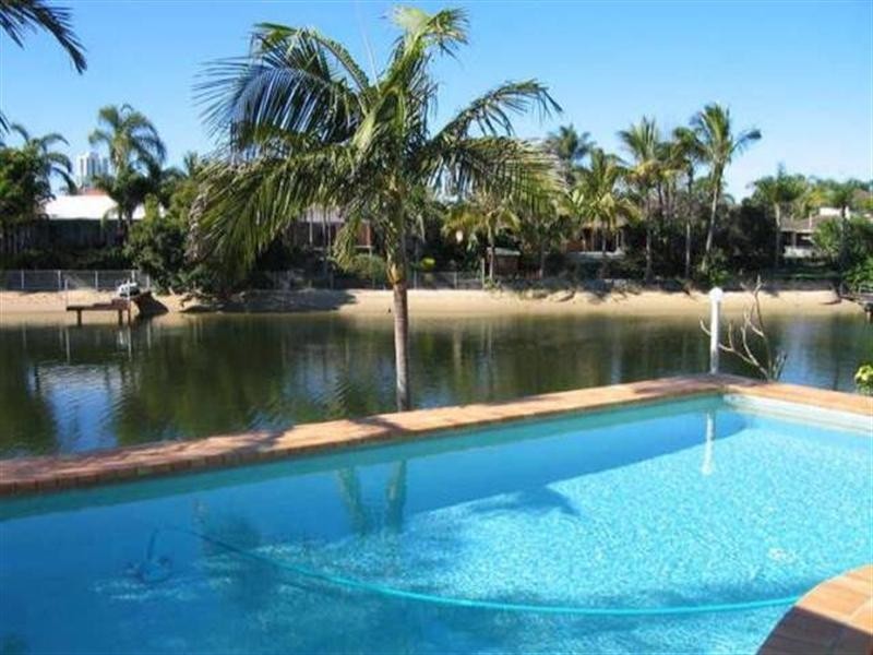 86 Clear Island Road, Broadbeach Waters QLD 4218