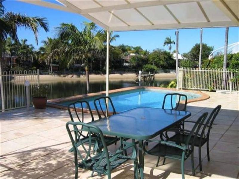 86 Clear Island Road, Broadbeach Waters QLD 4218