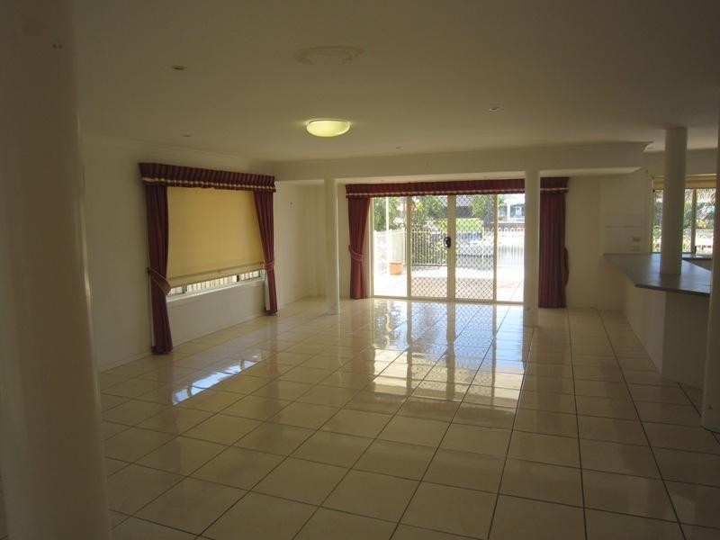 86 Clear Island Road, Broadbeach Waters QLD 4218