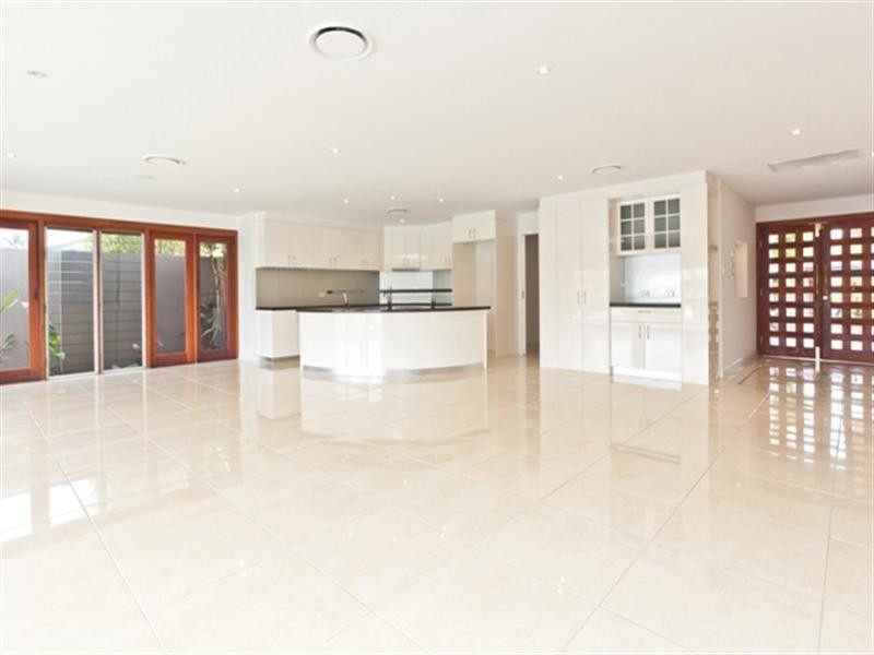 15 Etna Street, Isle Of Capri QLD 4217