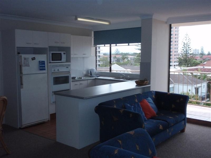 19 ‘Queensleigh’, 5 Queensland Avenue, Broadbeach QLD 4218