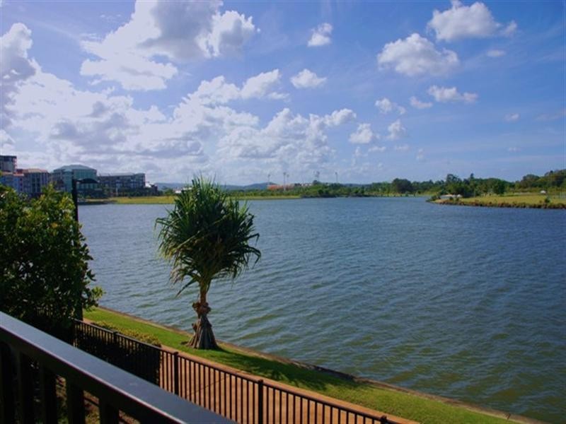 5043 Emerald Islands Drive, Carrara QLD 4211