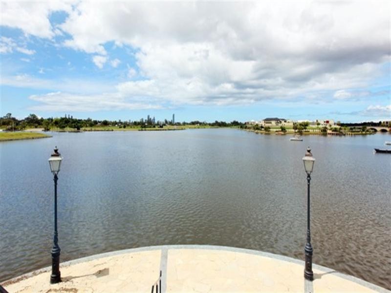 5043 Emerald Islands Drive, Carrara QLD 4211