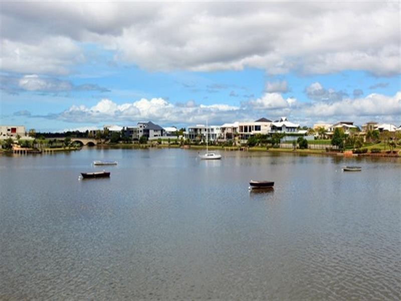 5043 Emerald Islands Drive, Carrara QLD 4211