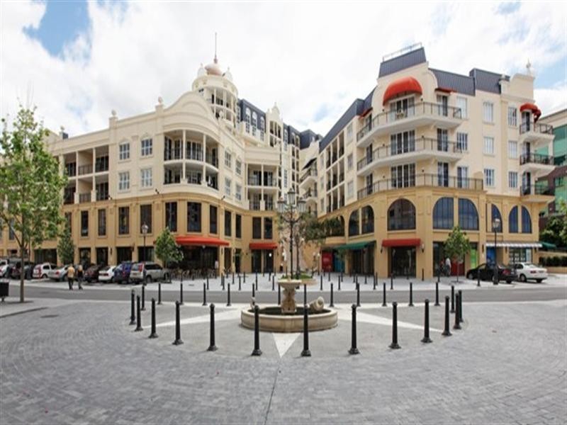 5043 Emerald Islands Drive, Carrara QLD 4211