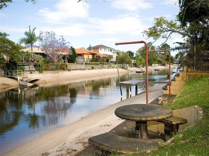 4 Summerland Key, Broadbeach Waters QLD 4218