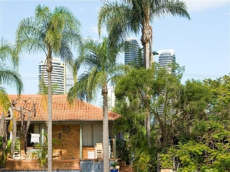 4 Summerland Key, Broadbeach Waters QLD 4218