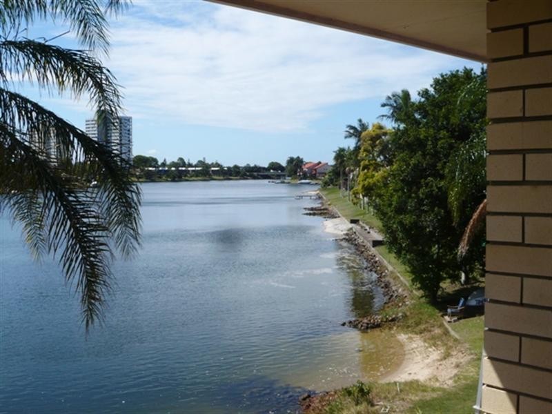 4/8 Aquilla, Mermaid Waters QLD 4218