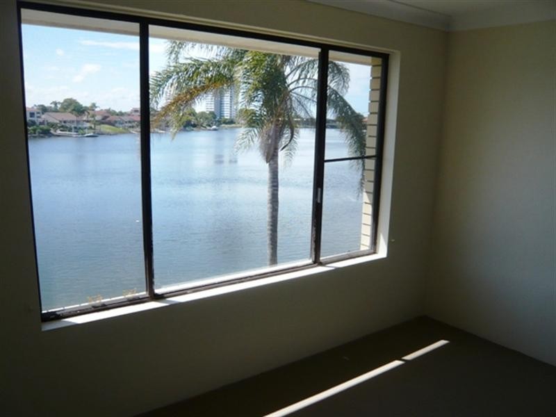 4/8 Aquilla, Mermaid Waters QLD 4218