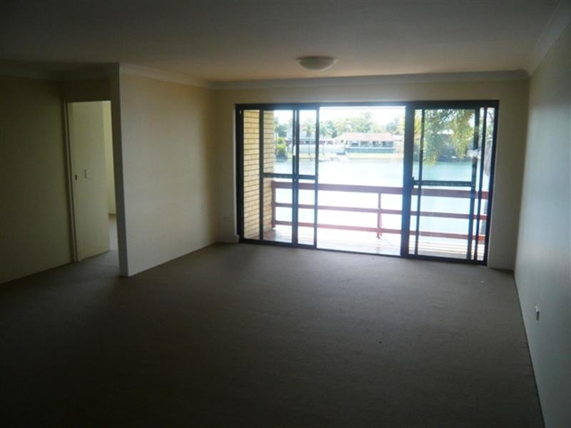 4/8 Aquilla, Mermaid Waters QLD 4218