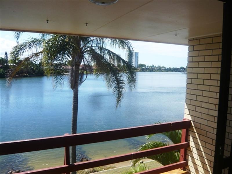 4/8 Aquilla, Mermaid Waters QLD 4218