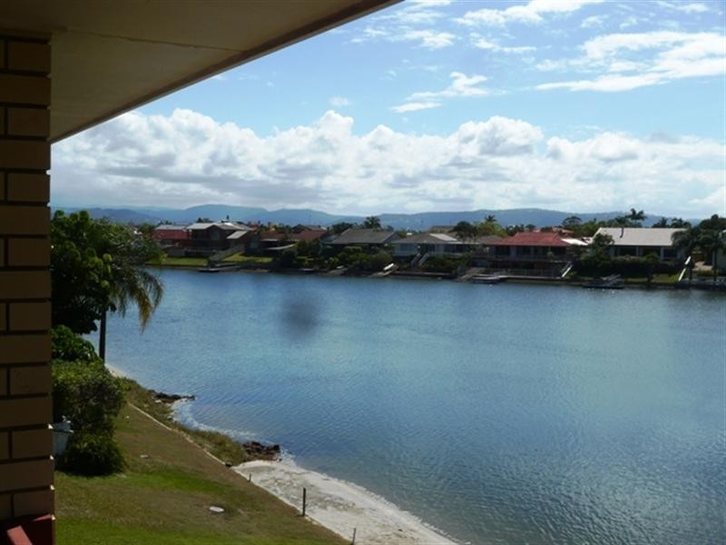 4/8 Aquilla, Mermaid Waters QLD 4218