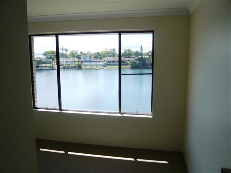 4/8 Aquilla, Mermaid Waters QLD 4218