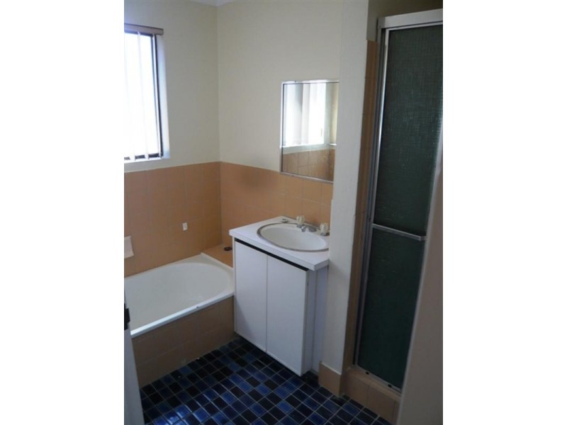 4/8 Aquilla, Mermaid Waters QLD 4218