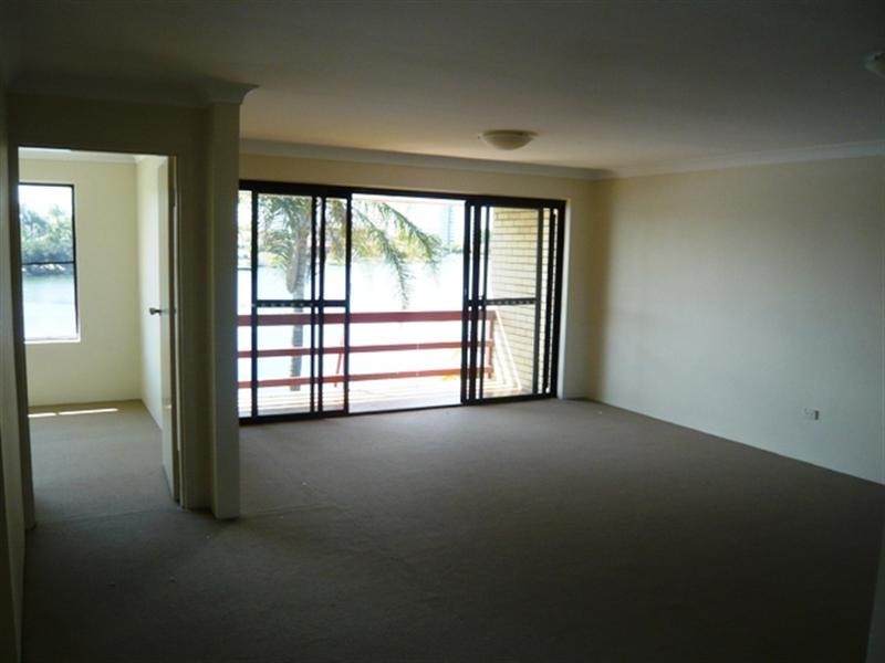 4/8 Aquilla, Mermaid Waters QLD 4218