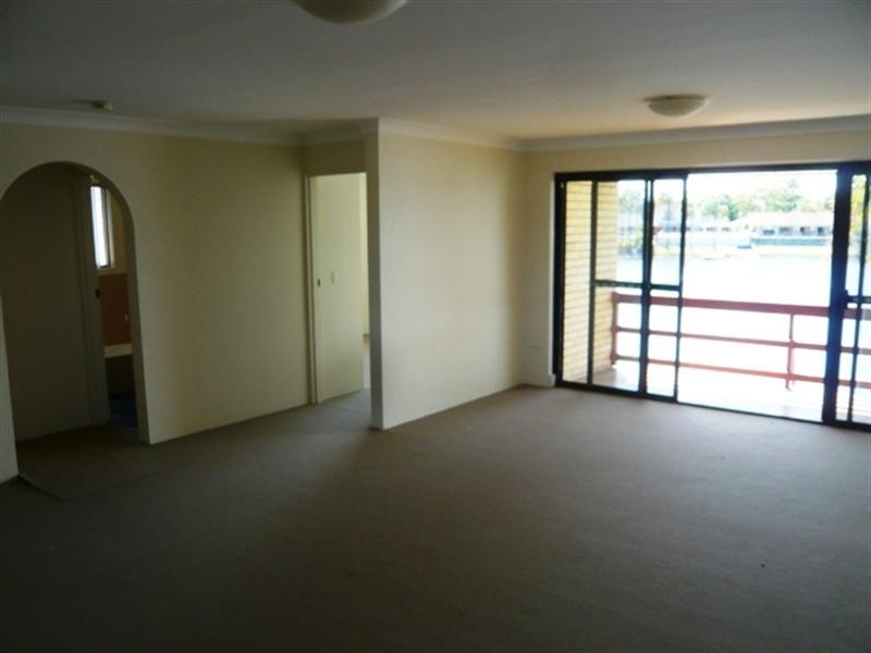 4/8 Aquilla, Mermaid Waters QLD 4218