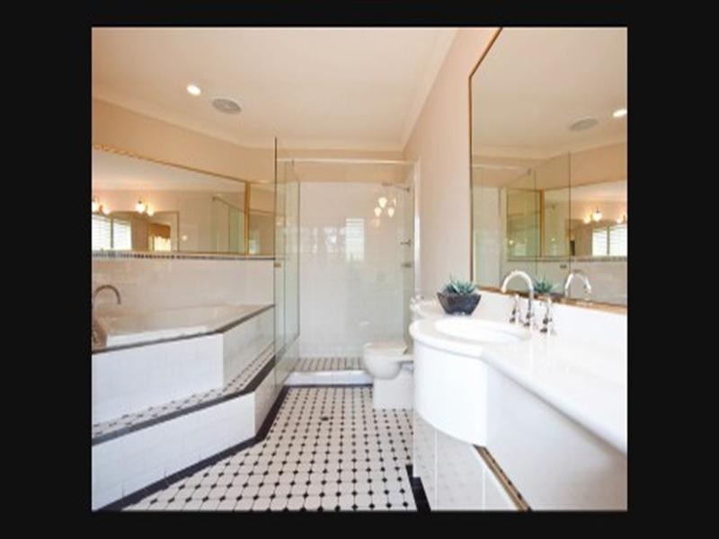 Clear Island Waters QLD 4226