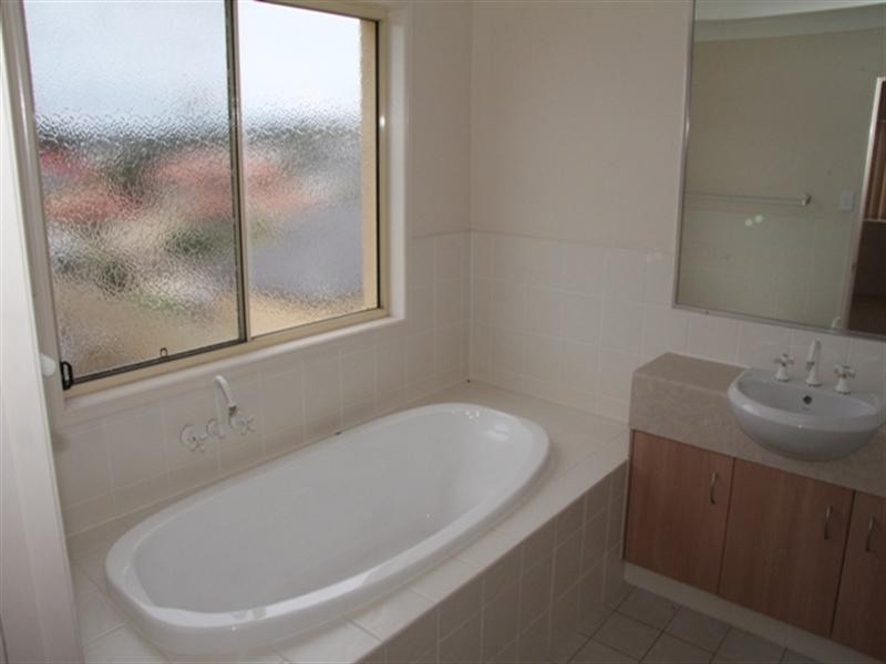 10 Noelene Lane, Arundel QLD 4214