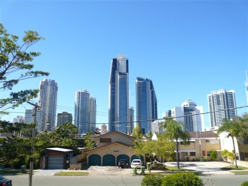 6/8 Darrambal Street, Chevron Island QLD 4217