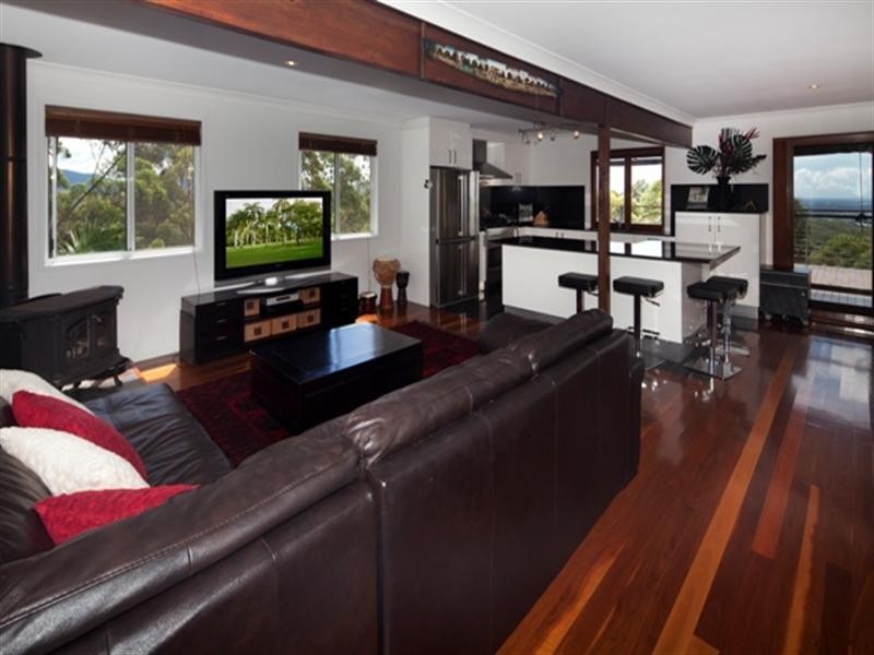 2 Chesterfield Drive, Bonogin QLD 4213