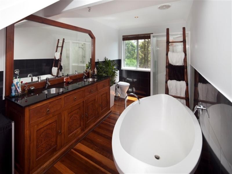 2 Chesterfield Drive, Bonogin QLD 4213