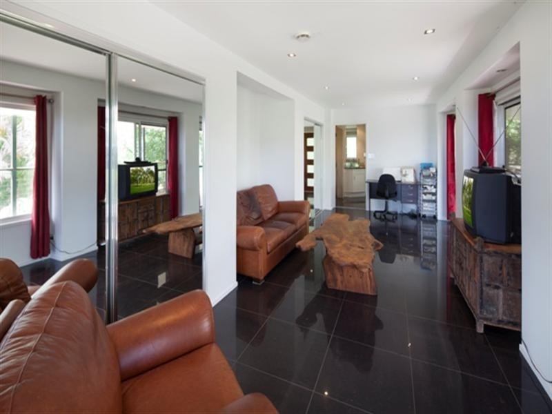 2 Chesterfield Drive, Bonogin QLD 4213