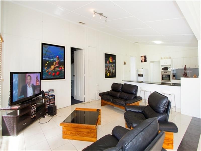 90 Seagull Avenue, Mermaid Beach QLD 4218