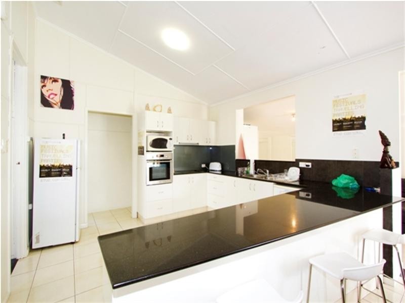 90 Seagull Avenue, Mermaid Beach QLD 4218