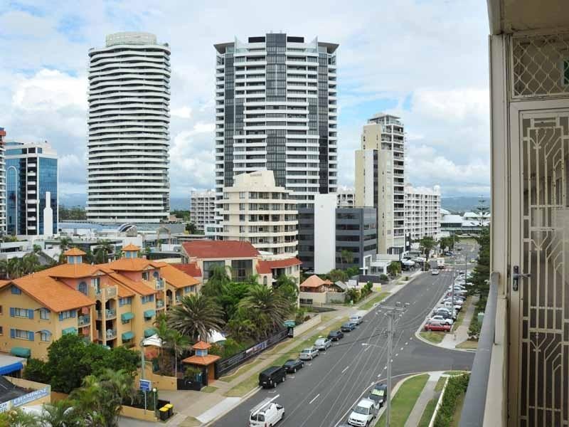 25 ‘Queensleigh’ 5 Queensland Avenue, Broadbeach QLD 4218