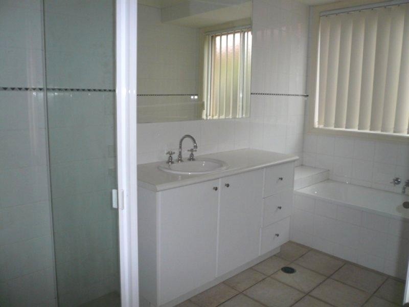 15 Ballybunyon Crescent, Hope Island QLD 4212