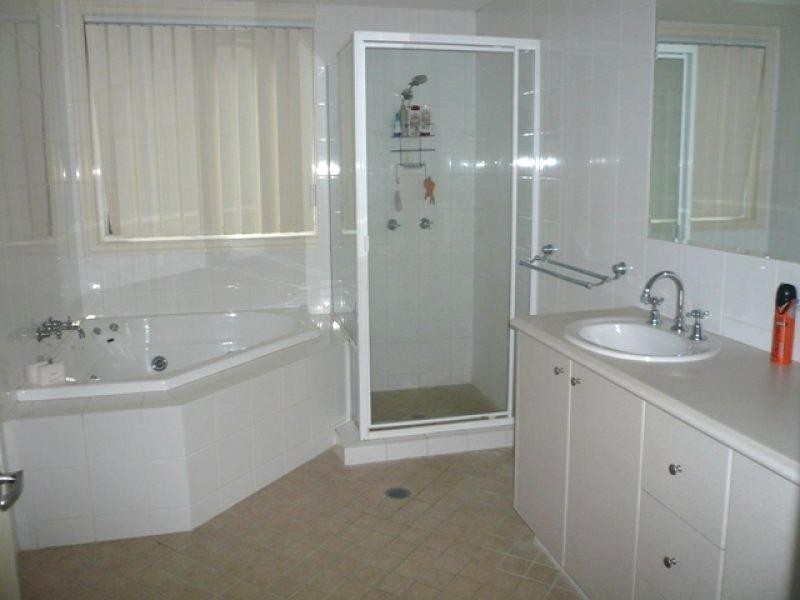 15 Ballybunyon Crescent, Hope Island QLD 4212