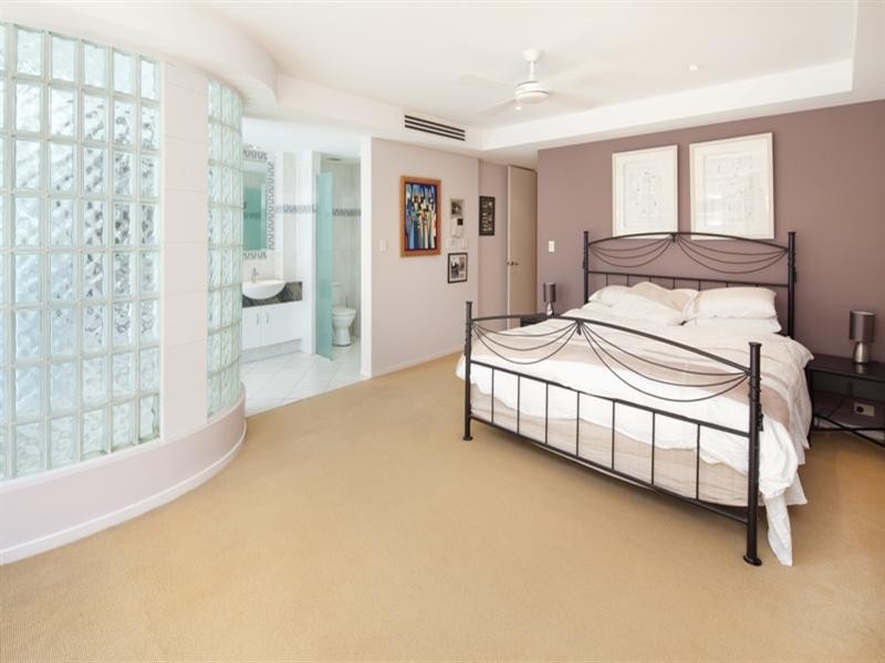 2/8 First Avenue, Broadbeach QLD 4218