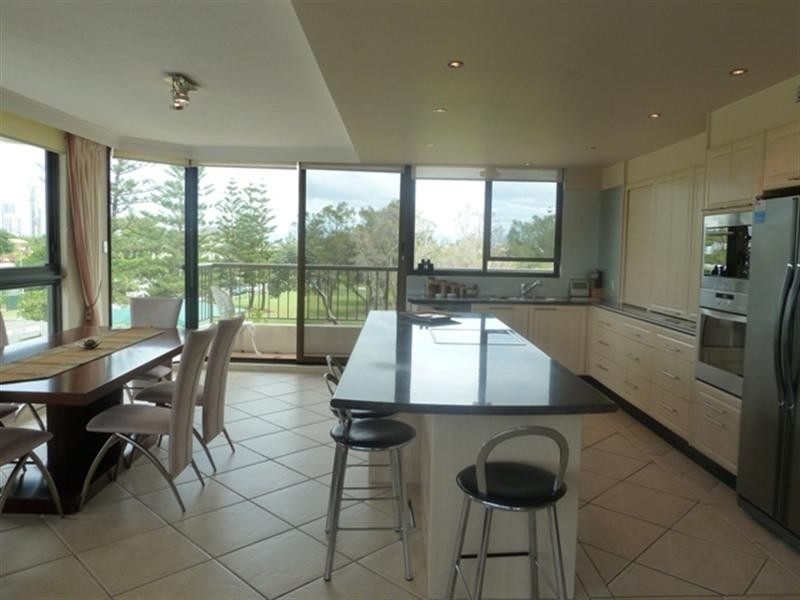 18 ‘The Nelson’ 5 Admiralty Drive, Surfers Paradise QLD 4217