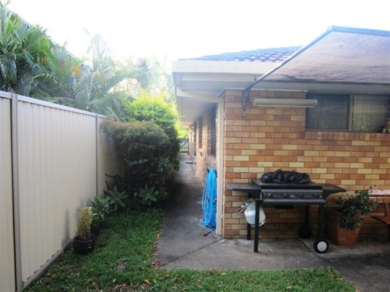 2/8 peacock Place, Burleigh Waters QLD 4220