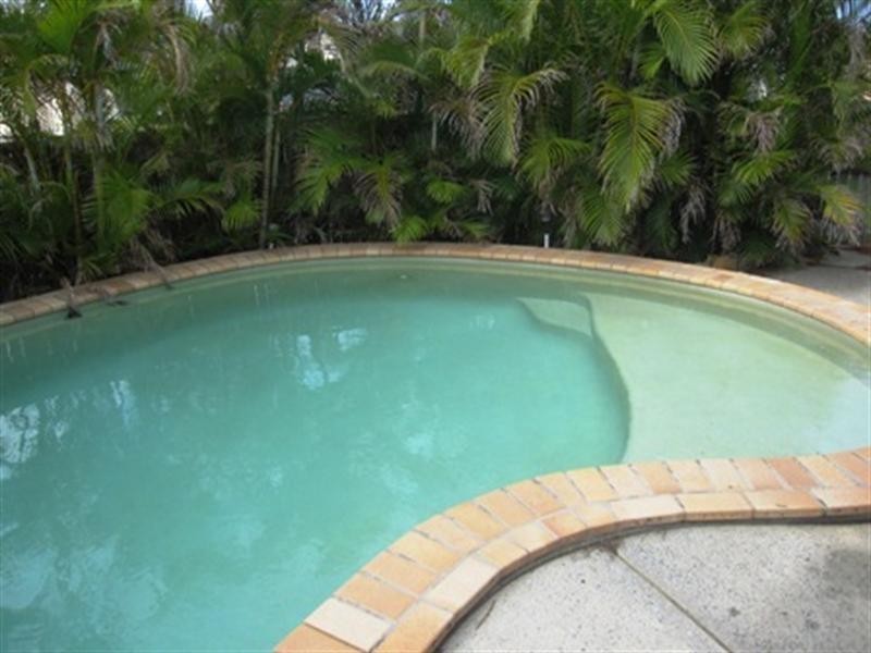 2 Coronet Crescent, Burleigh Waters QLD 4220