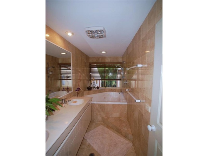 Villa 3 ‘Vernon’ Rhode Island 125 Santa Cruz Boulevard, Clear Island Waters QLD 4226
