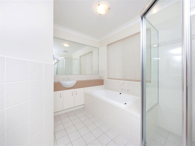 8 Noelene Lane, Arundel QLD 4214