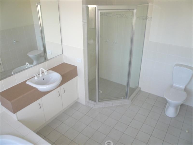 8 Noelene Lane, Arundel QLD 4214