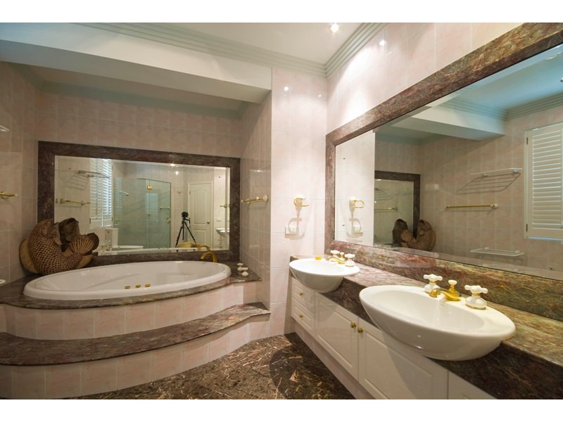 7 Montevideo Drive, Clear Island Waters QLD 4226