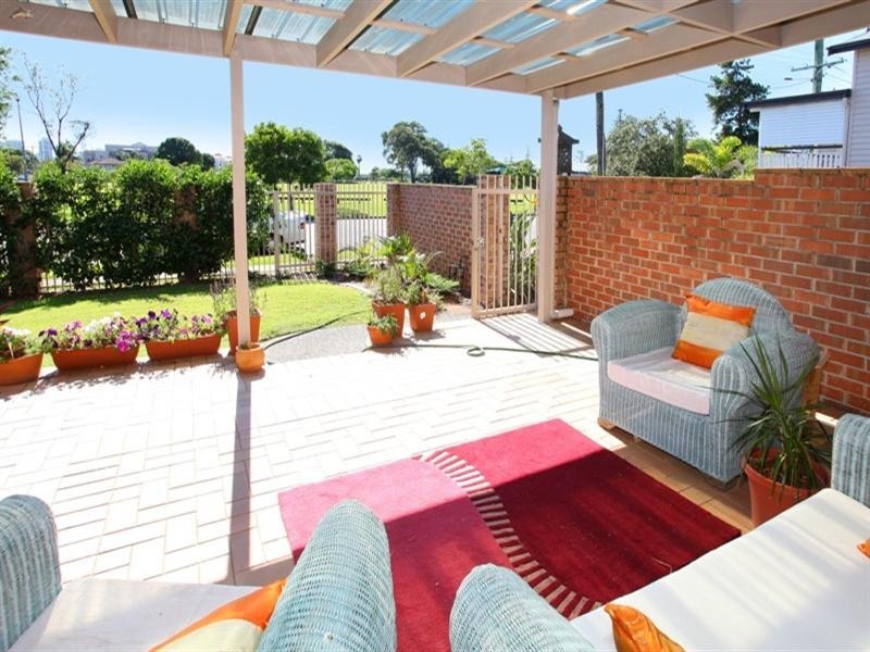 1 18 Broad Street, Labrador QLD 4215