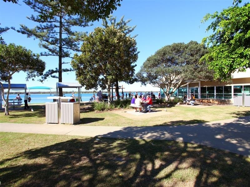 1 18 Broad Street, Labrador QLD 4215