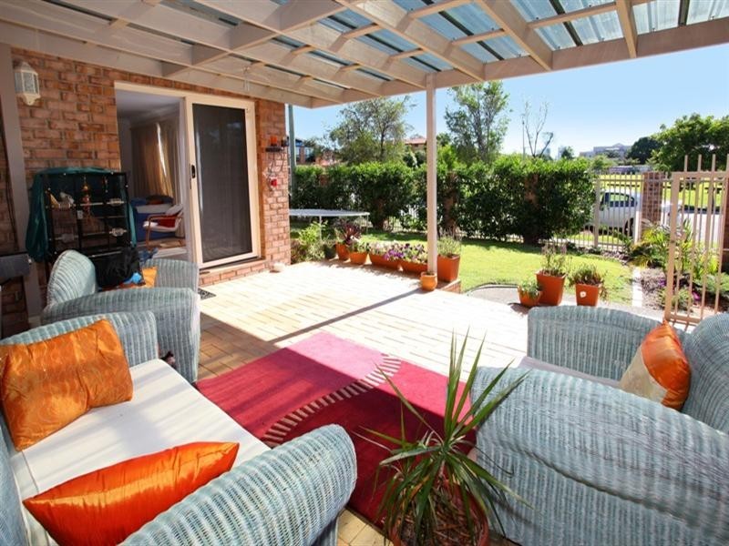 1 18 Broad Street, Labrador QLD 4215