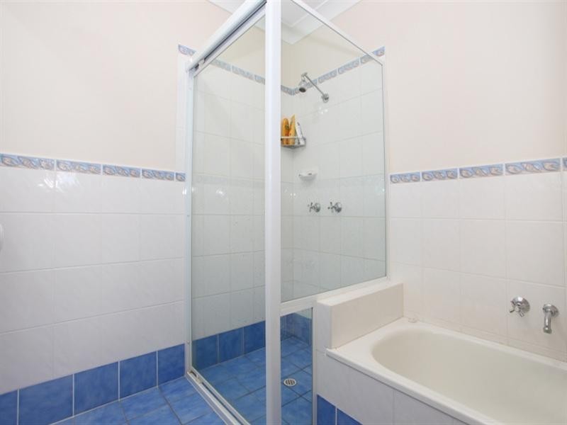 1 18 Broad Street, Labrador QLD 4215