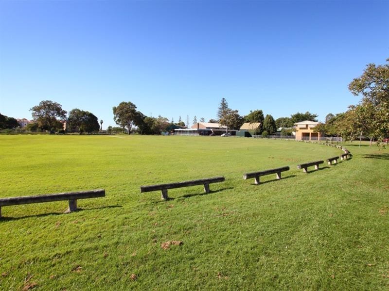 1 18 Broad Street, Labrador QLD 4215