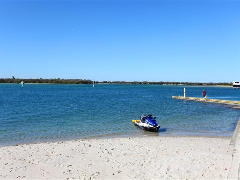 1 18 Broad Street, Labrador QLD 4215