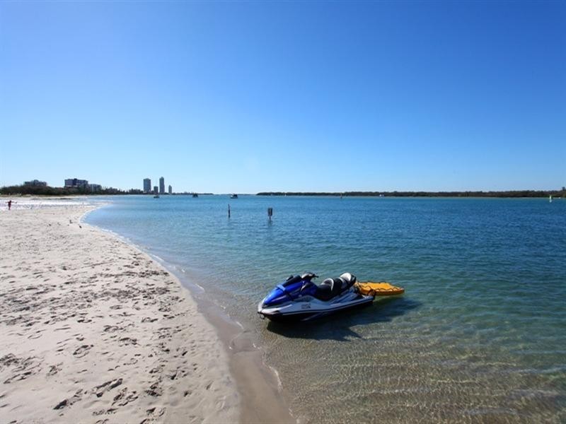 1 18 Broad Street, Labrador QLD 4215