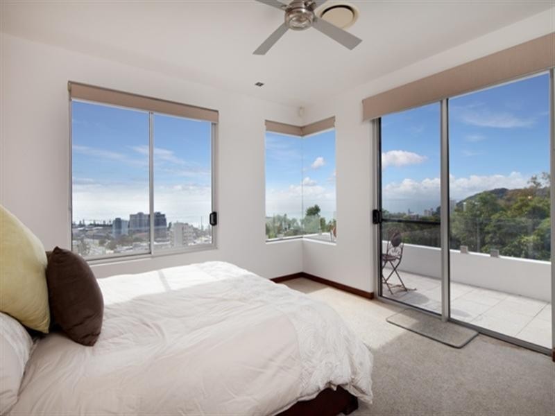 37 West Street, Burleigh Heads QLD 4220