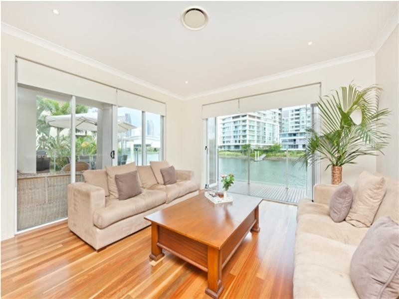 137 Allambi Avenue, Broadbeach Waters QLD 4218